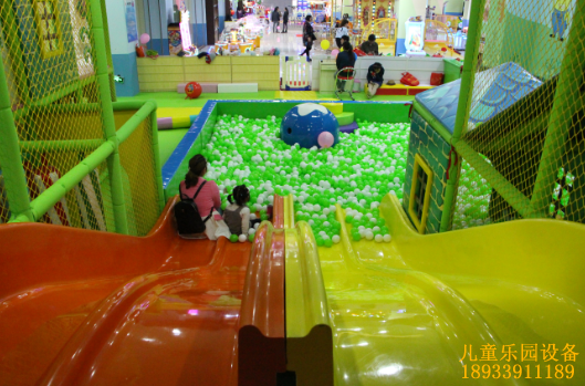 室内淘气堡让儿童在其中玩耍感受快乐